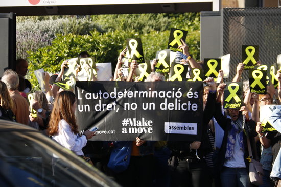 Some individuals protest against the Catalan trial outside Sagrada Família, in Barcelona, on June 14, 2019 (by Gerard Artigas)